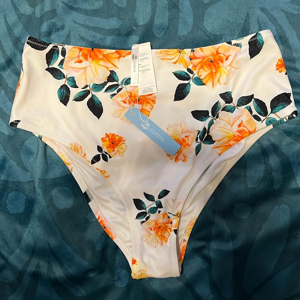 NWT Cupshe bikini bottom. Large.